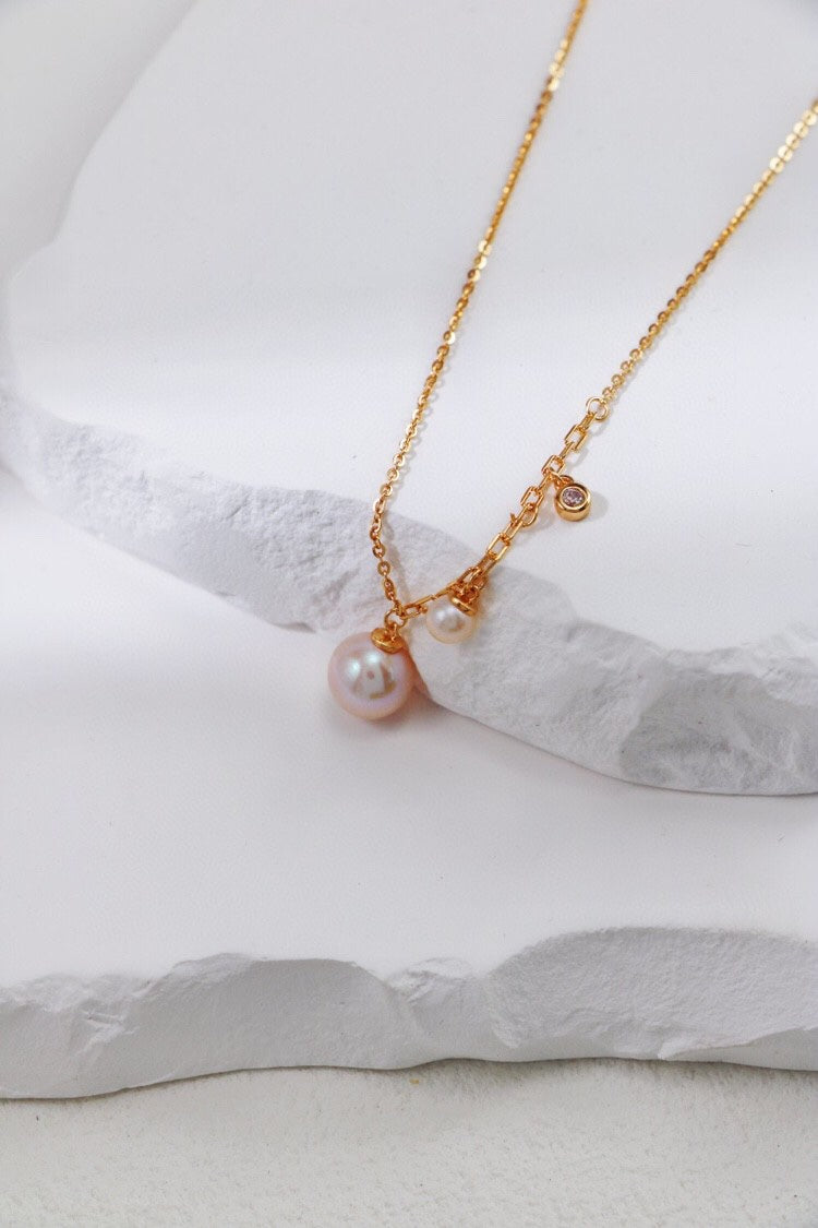 Dainty pearl necklace in sterling silver – the perfect minimalist jewelry piece for any occasion.