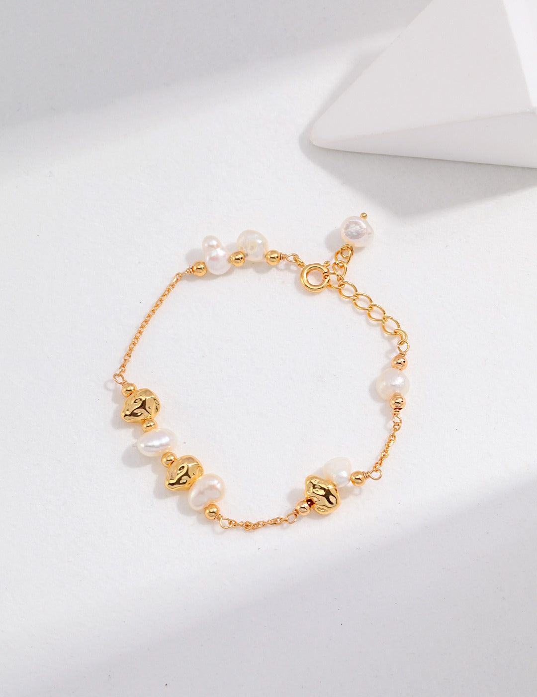 Gold bracelet with freshwater pearls and gold plated beads. A stunning accessory for any occasion.