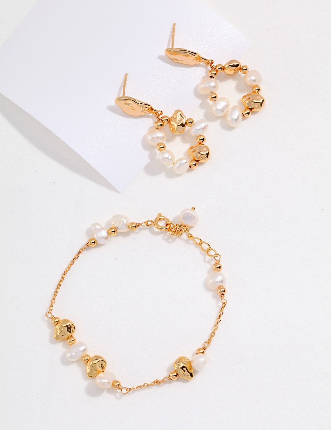 Gold bracelet with freshwater pearls and gold plated beads, with matching earrings.