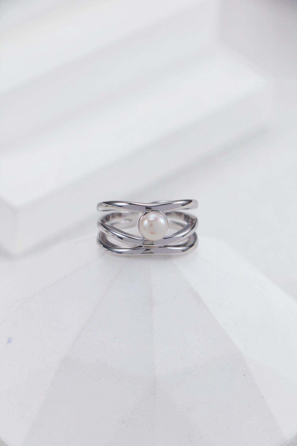 Elegant ring featuring a lustrous pearl, showcasing timeless beauty and sophistication.