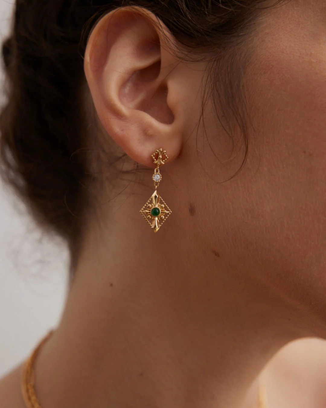 Stunning gold earrings featuring zirconia stones, perfect for a princess-inspired look.