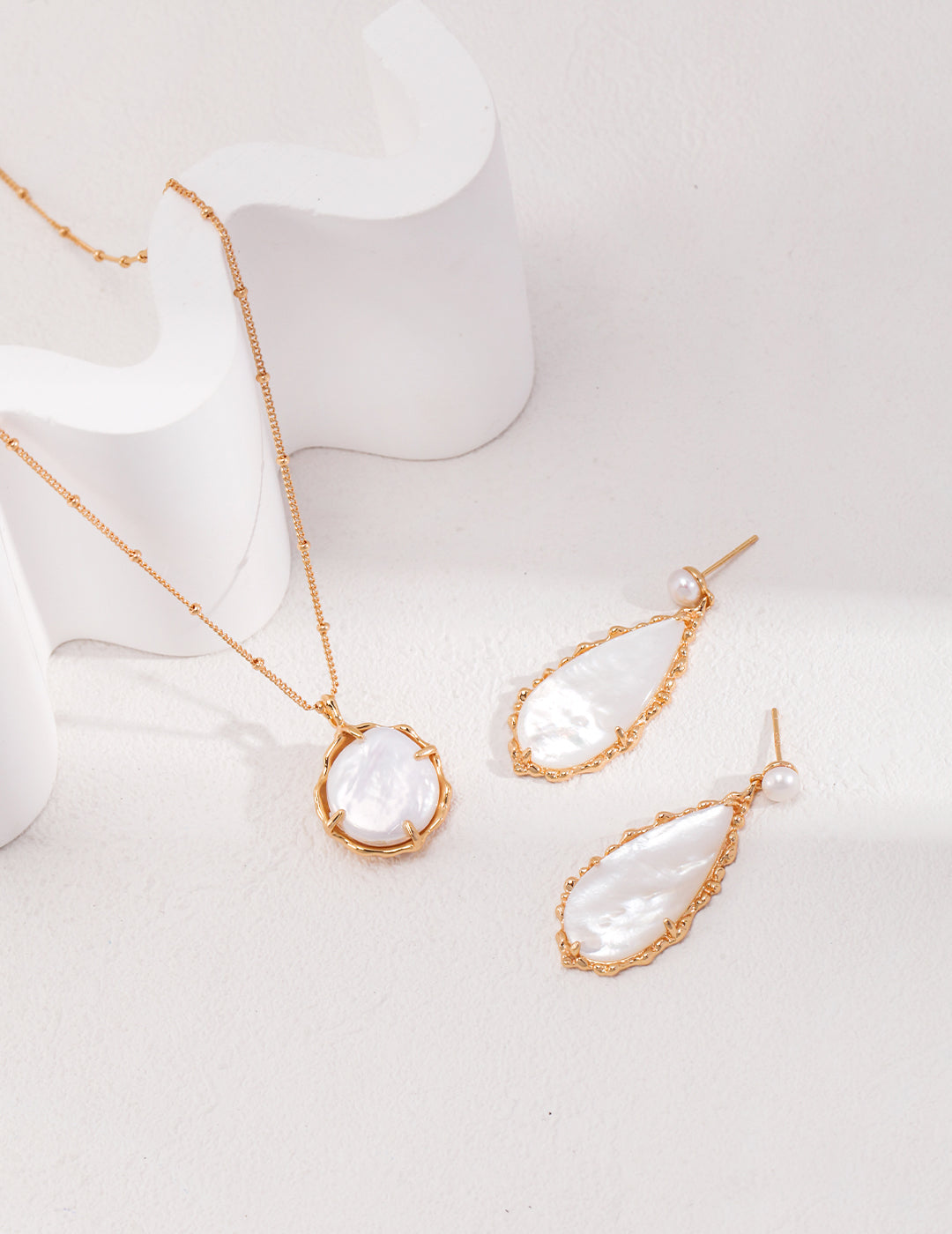 Enhance your style with this gold necklace and earrings set featuring pearls, exuding luxury and elegance.