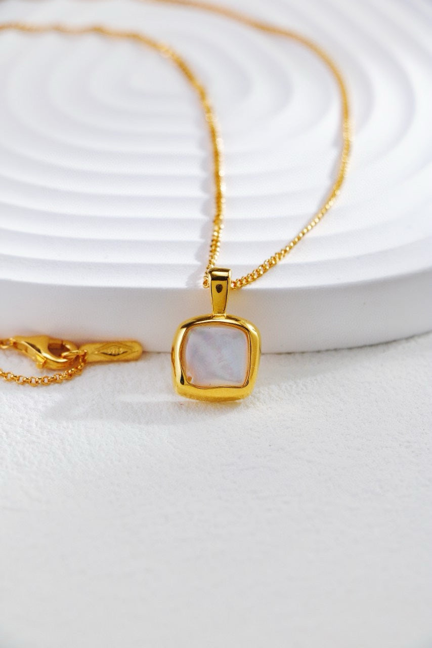 Elegant gold-plated necklace adorned with a square-shaped nacre, perfect for adding a touch of sophistication to any outfit.