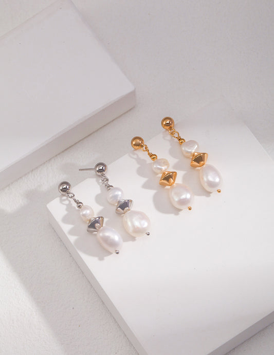 Two pairs of dazzling earrings with baroque pearls in silver and gold.