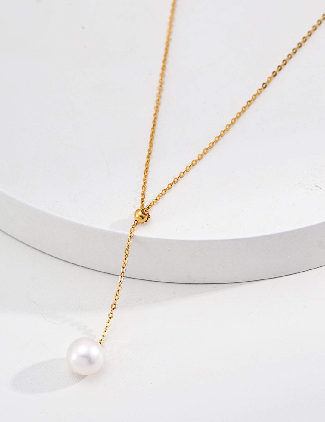 Beautiful gold-plated necklace with a lustrous freshwater pearl, combining luxury and simplicity in one exquisite piece.