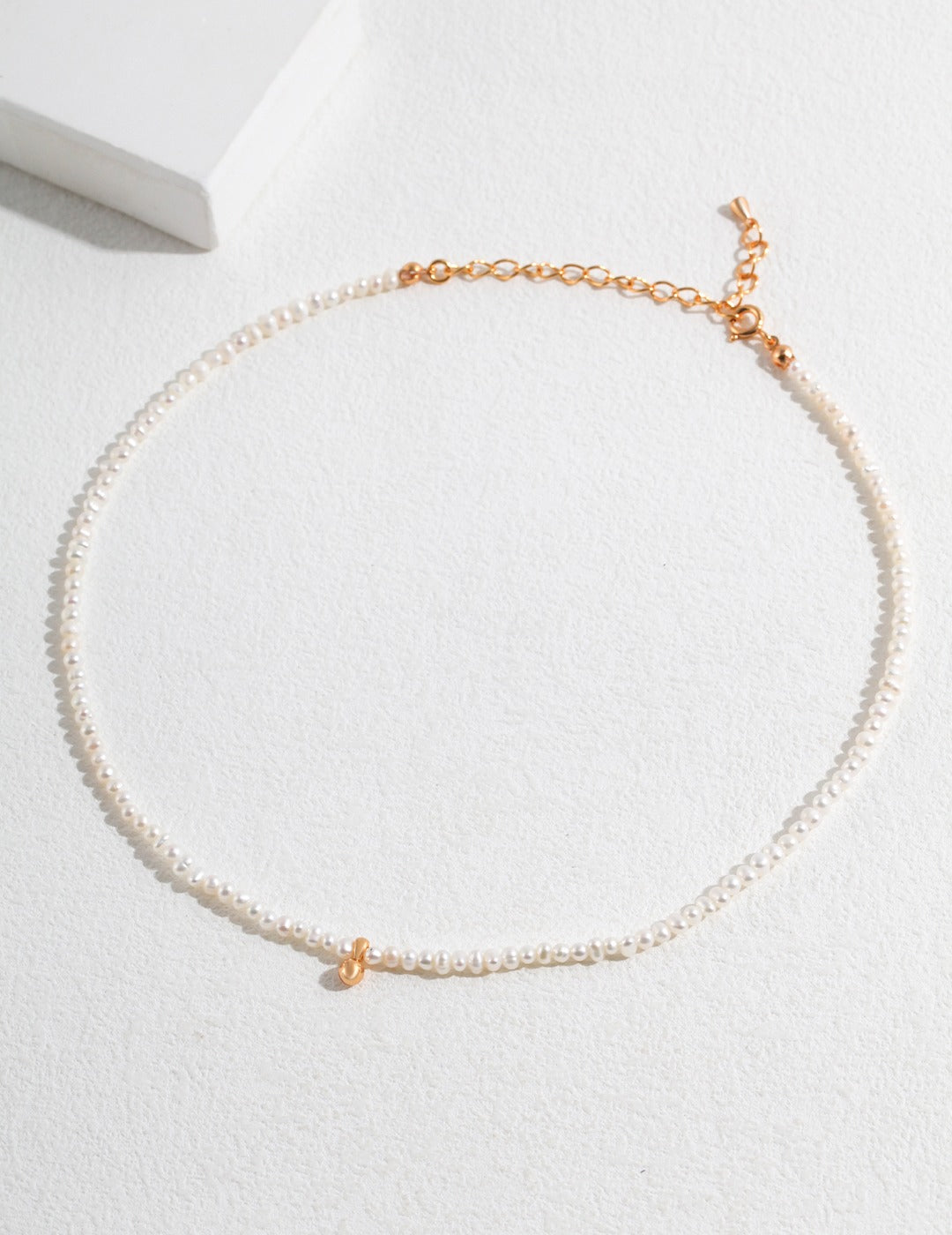 A stunning necklace with freshwater pearls and gold plated bead.