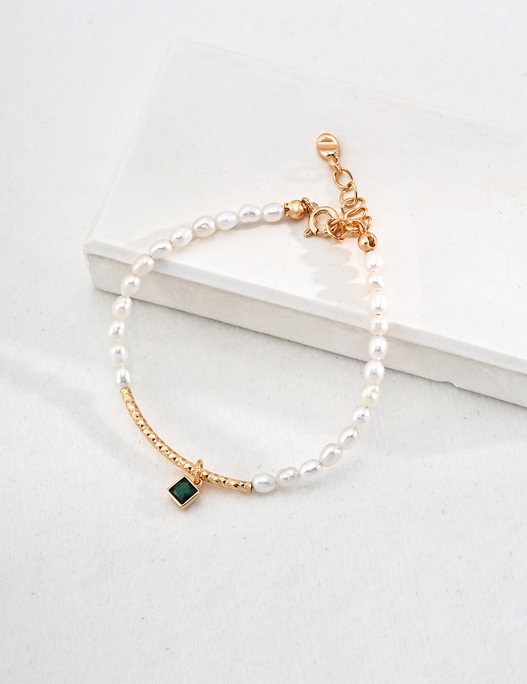 Stylish pearl and cubic zirconia bracelet | Mezuille jewelry for a touch of luxury