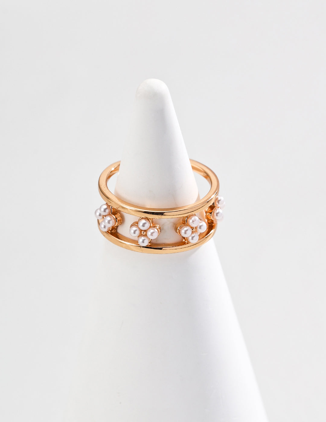 Elegant gold ring featuring a cluster of brilliant white shell pearls, perfect for adding a touch of sophistication.