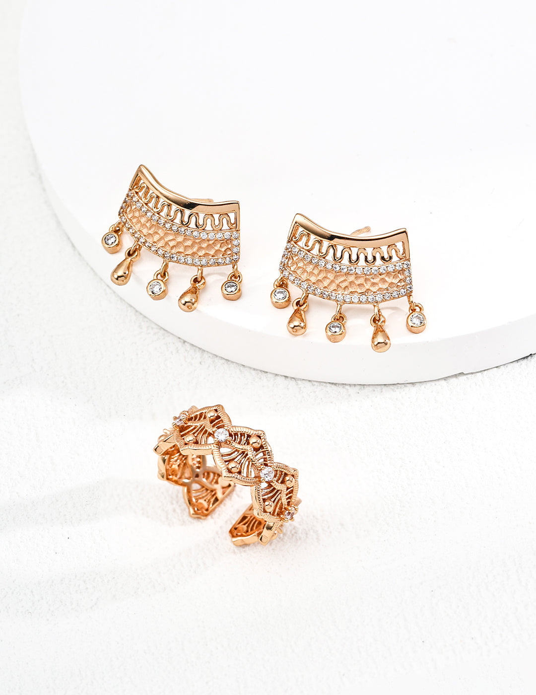 Stunning gold-tone earrings paired with a cubic zirconia ring, ideal for an elegant, princess-inspired look.