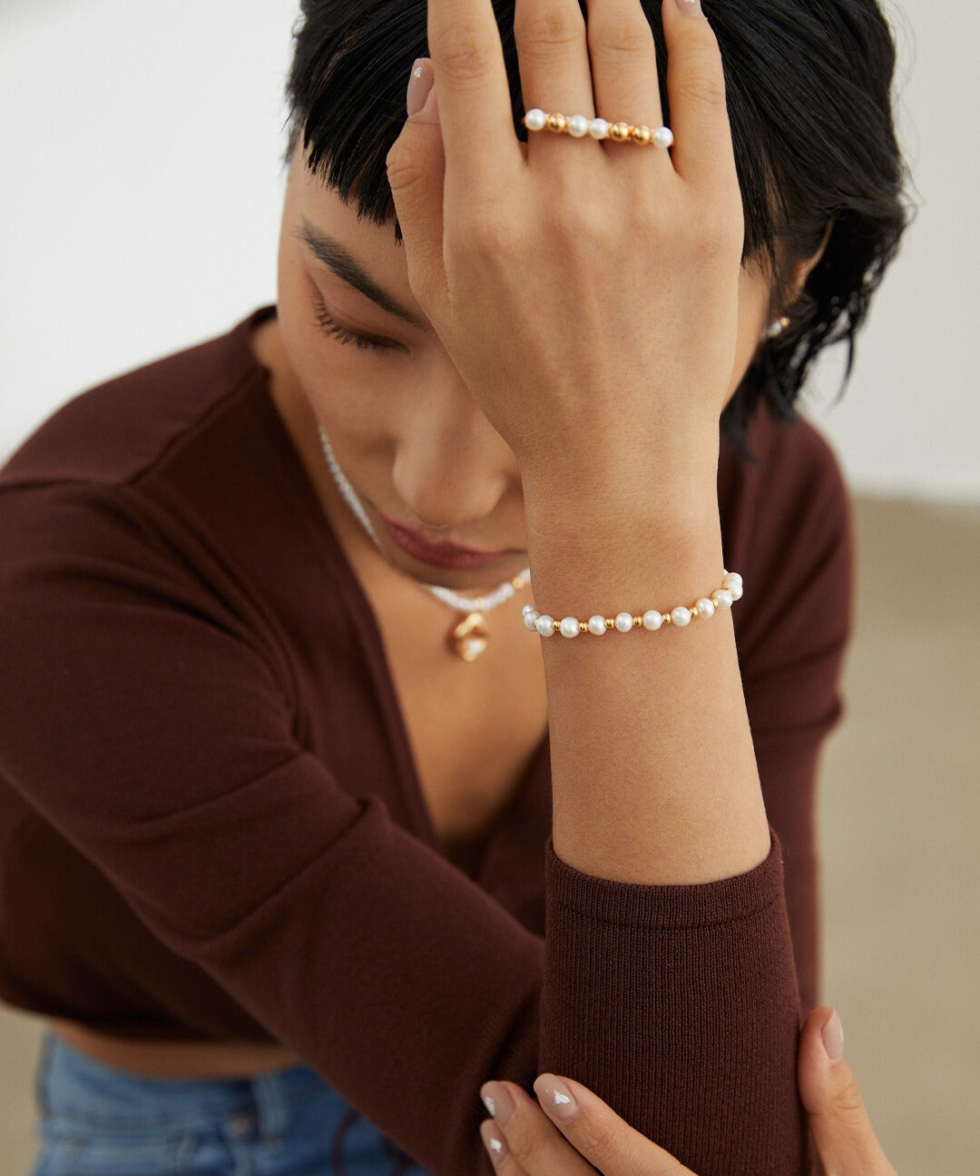 Woman wearing gold freshwater pearls bracelet