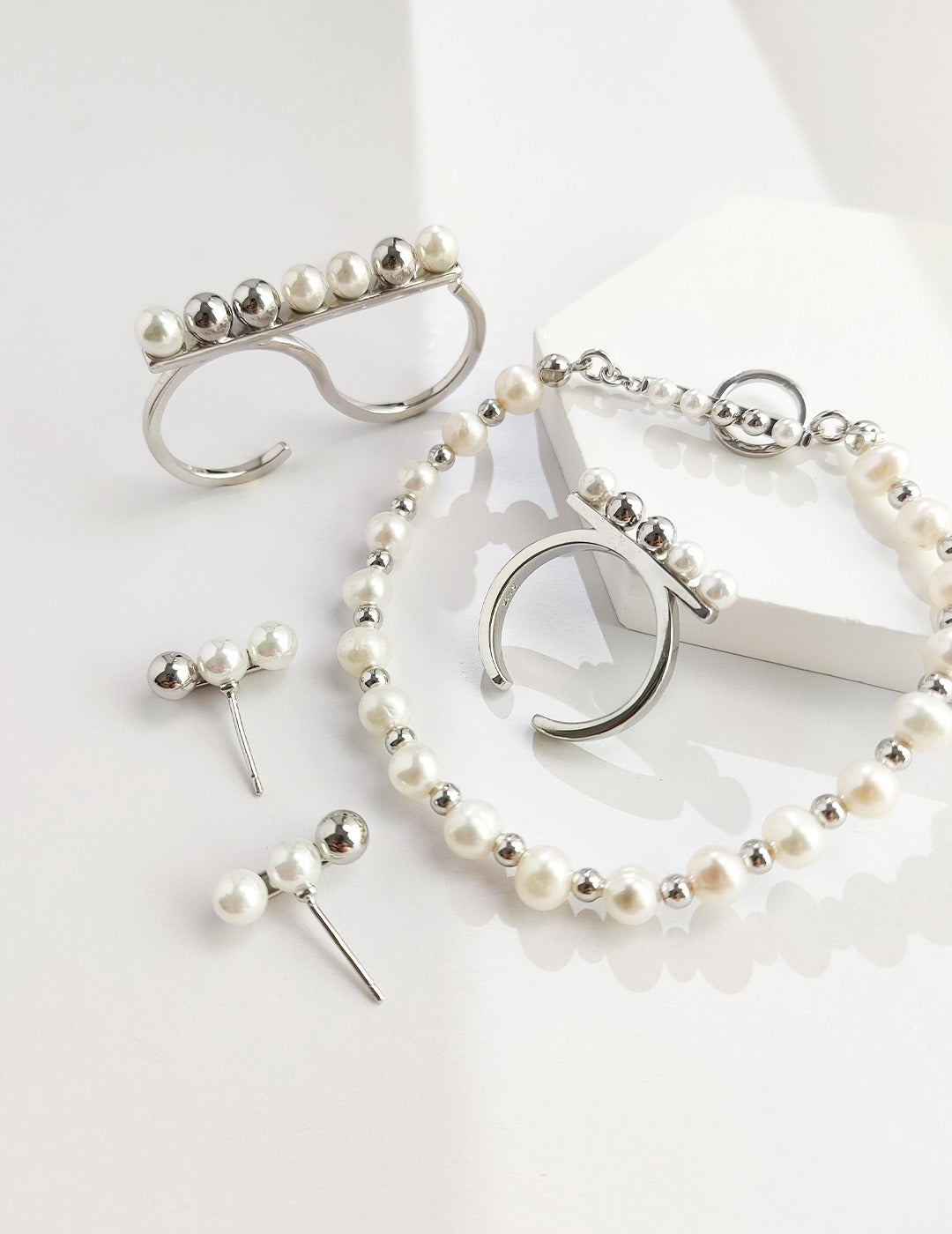 Silver freshwater pearls bracelet and earrings set, elegant and matching jewelry.