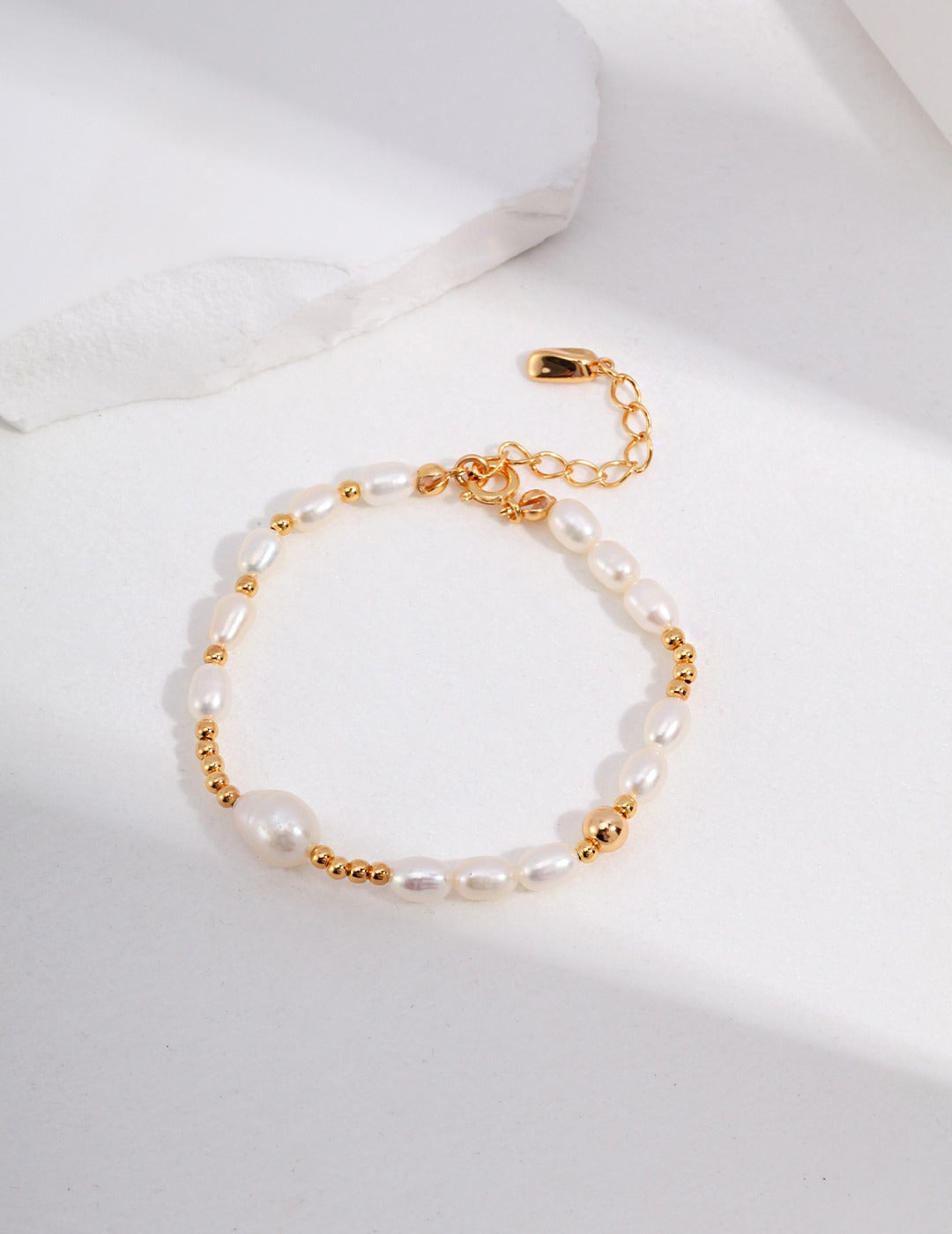 An elegant bracelet featuring gold beads and freshwater pearls.