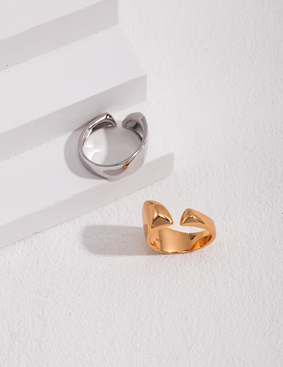 Exquisite silver and gold metal rings, a stunning combination of elegance and glamour.