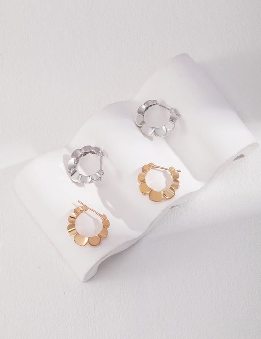 Elegant hoop earrings in gold and silver with beautiful floral shapes, ideal for a chic and sophisticated style.