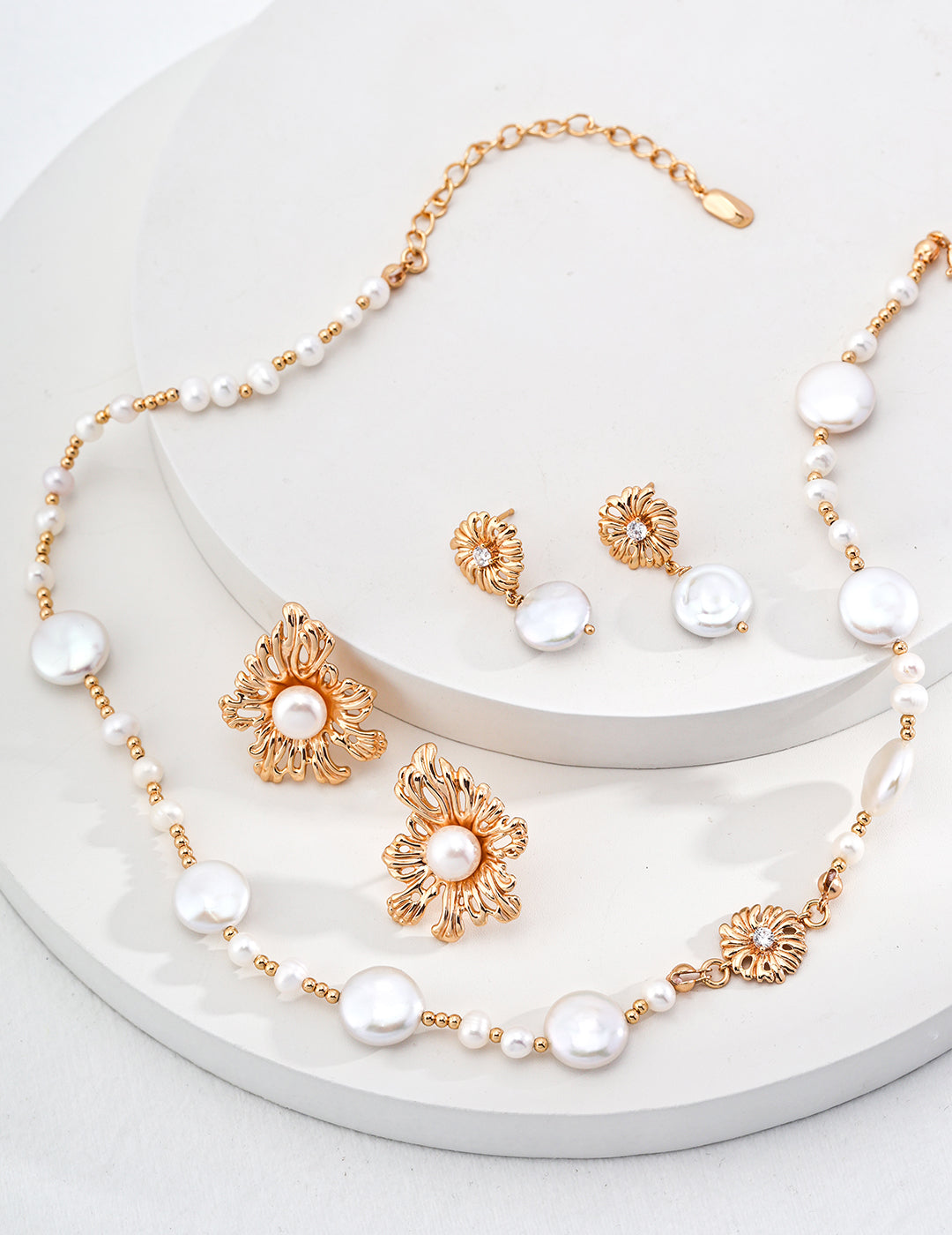 Beautiful gold plated jewelry set with daisy earrings and pearl accents.