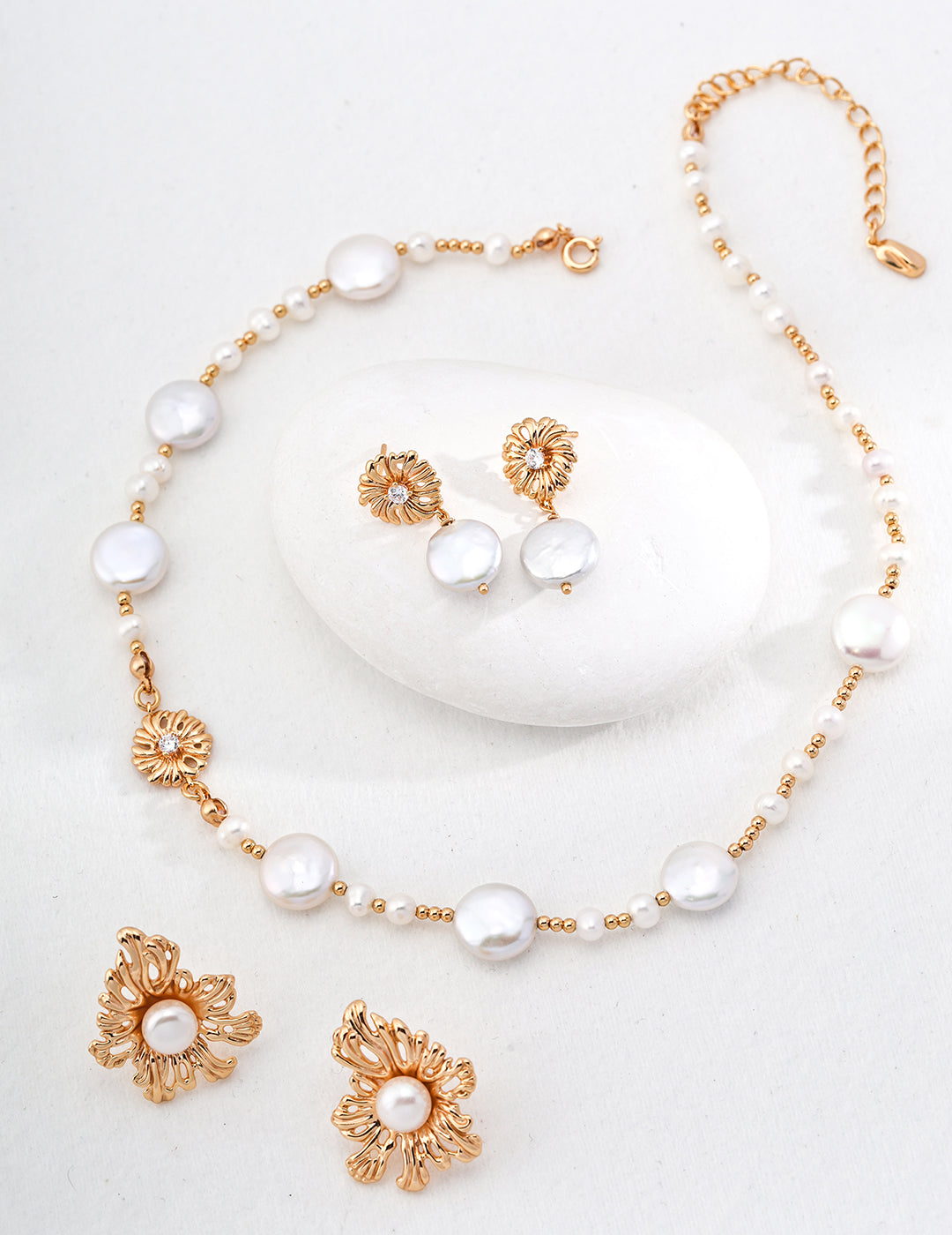 Elegant gold plated pearl earrings with daisy design.Gorgeous gold jewelry set with daisy earrings and pearls, a stunning ensemble.