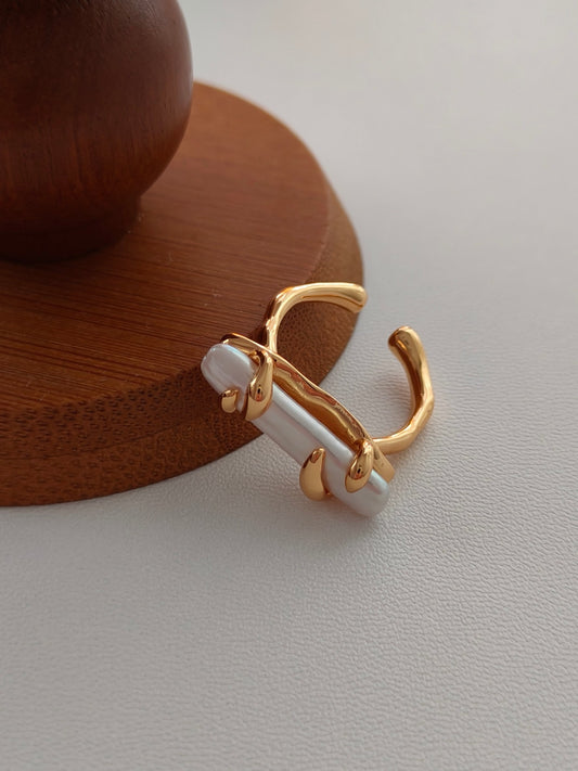 Elegant gold ring featuring a white freshwater pearl.