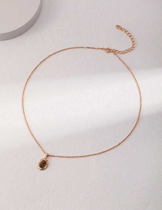 Elegant gold necklace featuring a striking tiger's eye.