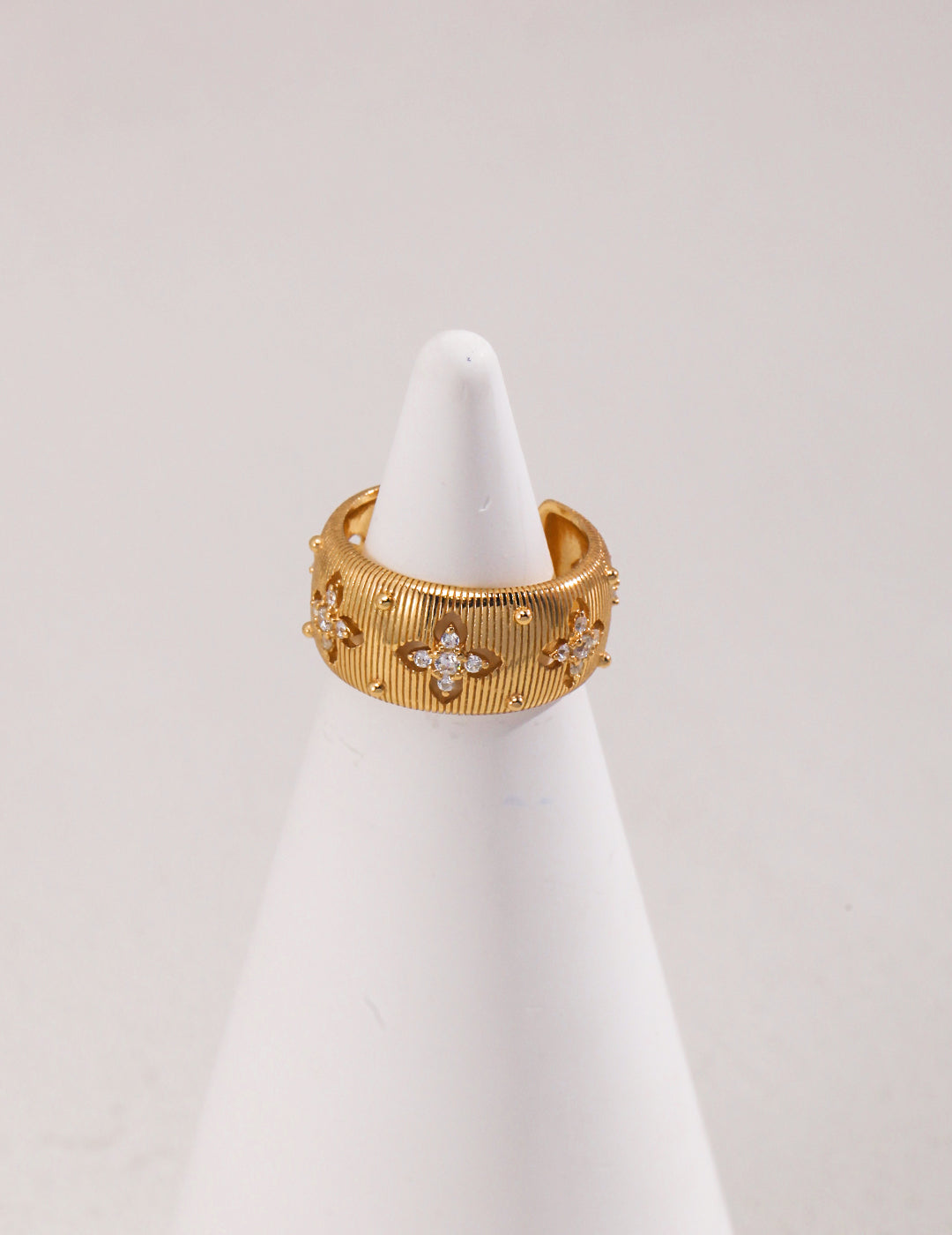 Luxurious gold ring featuring a stunning diamond pattern on the top.