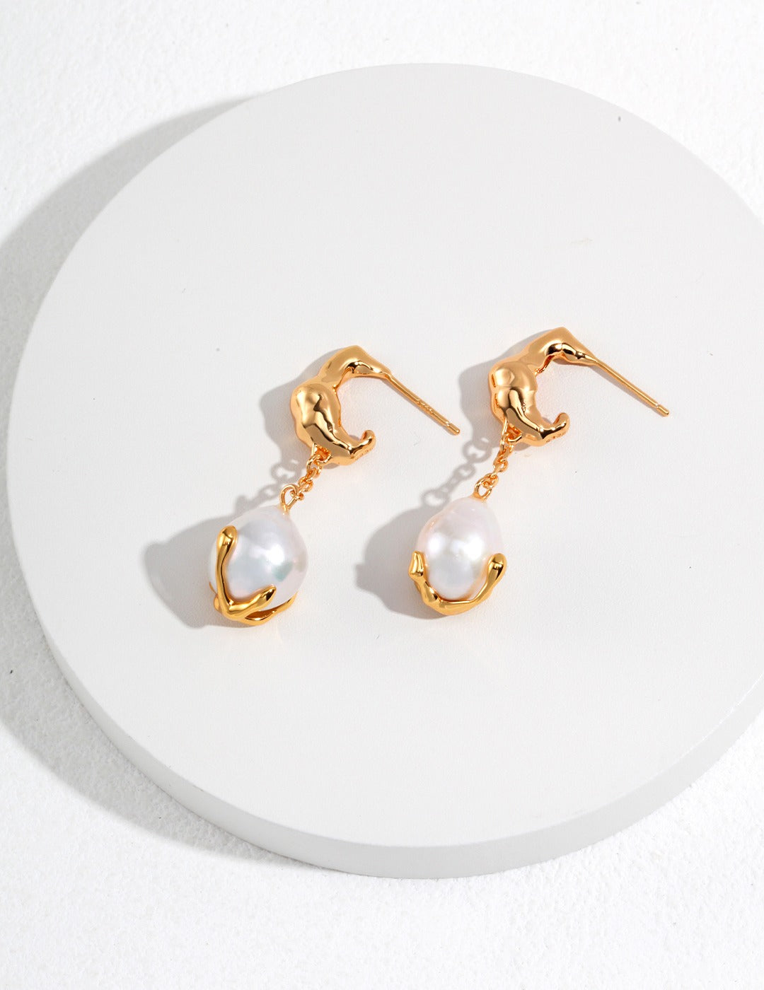 Beautiful gold earrings with a pearl centerpiece, offering a classic and elegant look for any occasion.