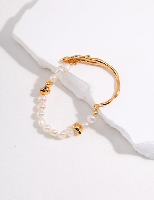 Gold plated bracelet with pearl and gold clasp, elegant jewelry piece for special occasions.