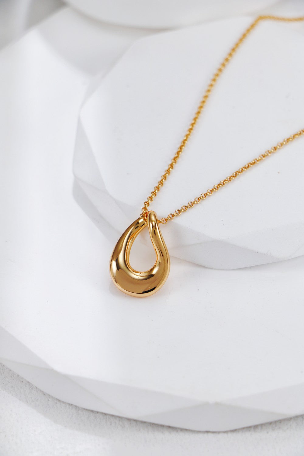 A stunning gold-plated necklace with a petite circular pendant, ideal for a touch of sophistication.