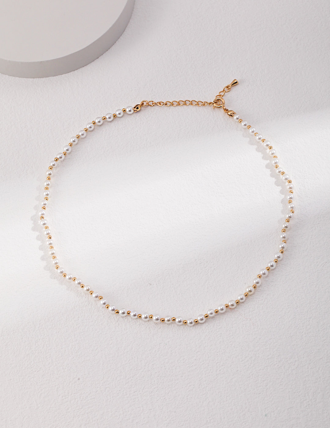 Stylish gold chain necklace featuring beautiful shell pearls.