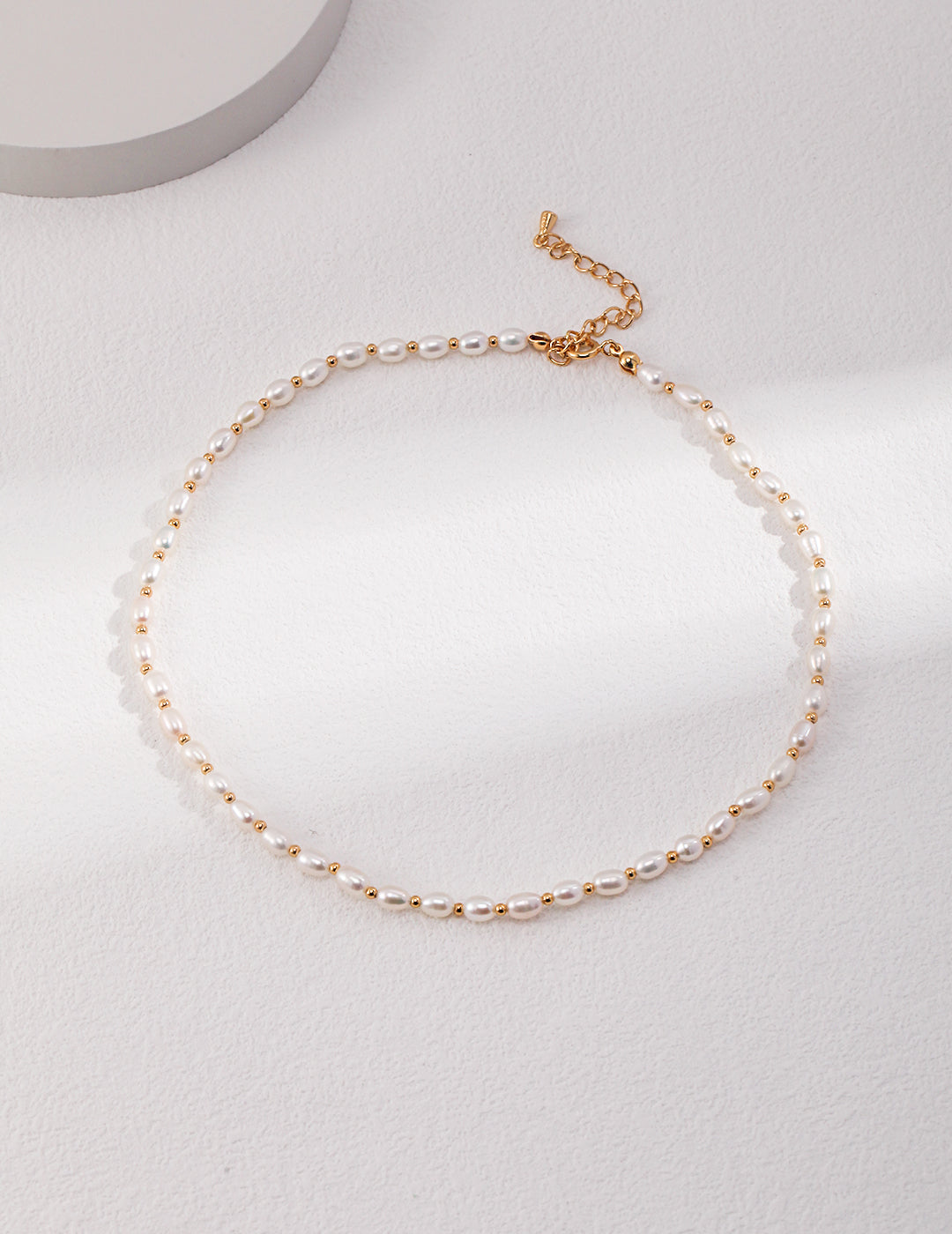 Gold chain choker with pearls: a stylish gold plated necklace adorned with elegant pearls.