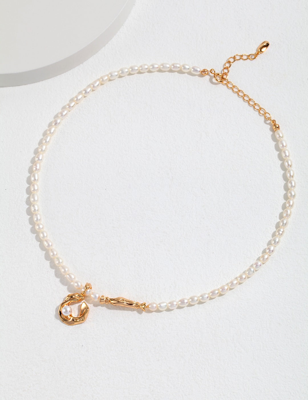 Stunning gold necklace with freshwater pearl beads.