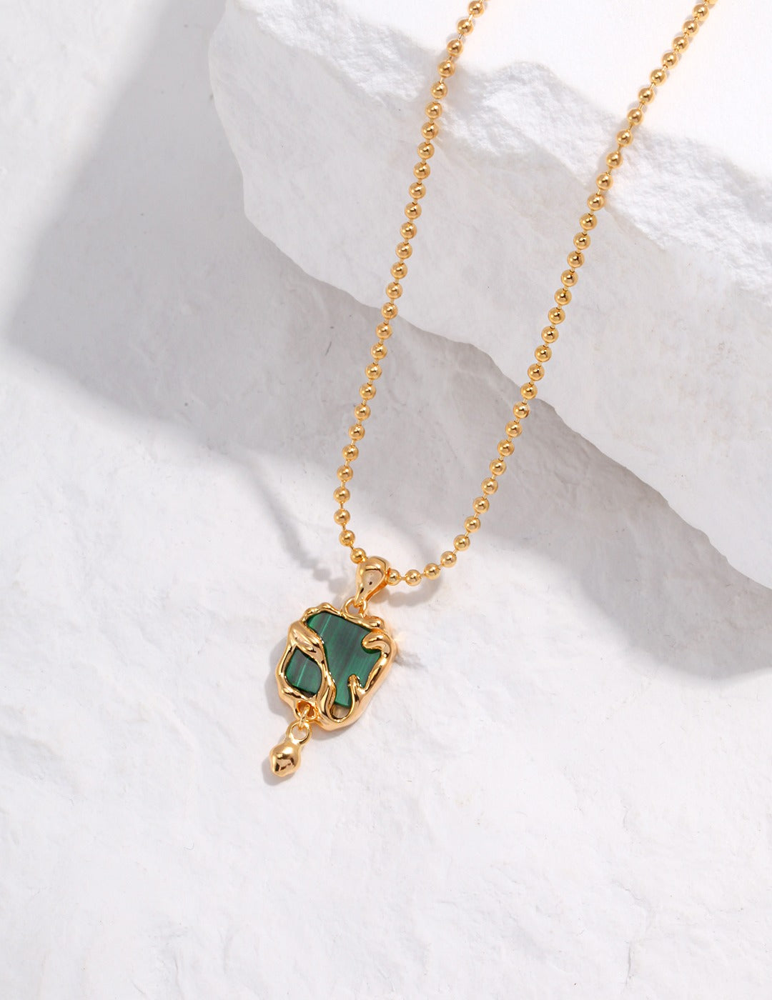 Luxurious gold plated necklace with malachite stone