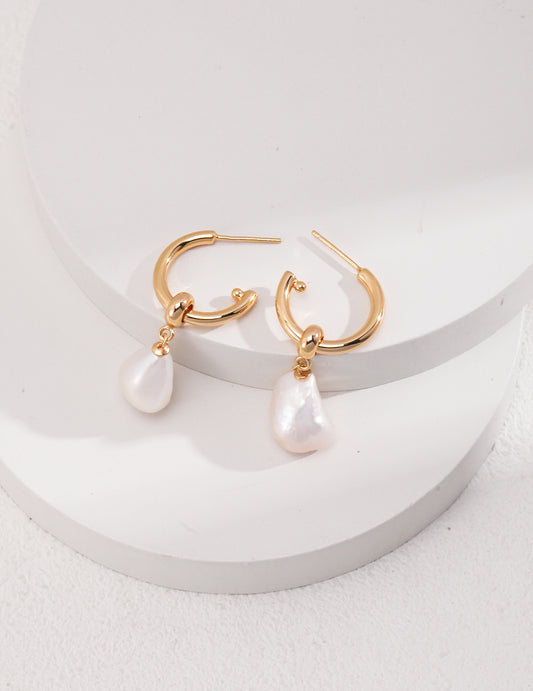 Gold plated hoop earrings with lustrous baroque pearls.