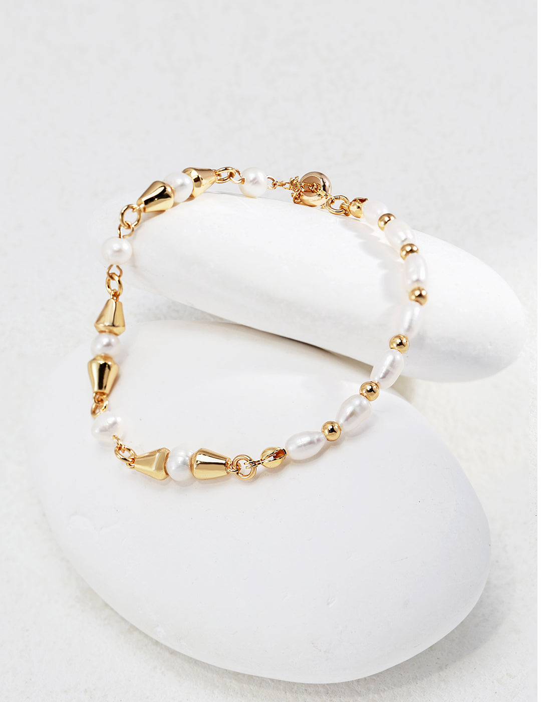 Gold plated bracelet with white pearls