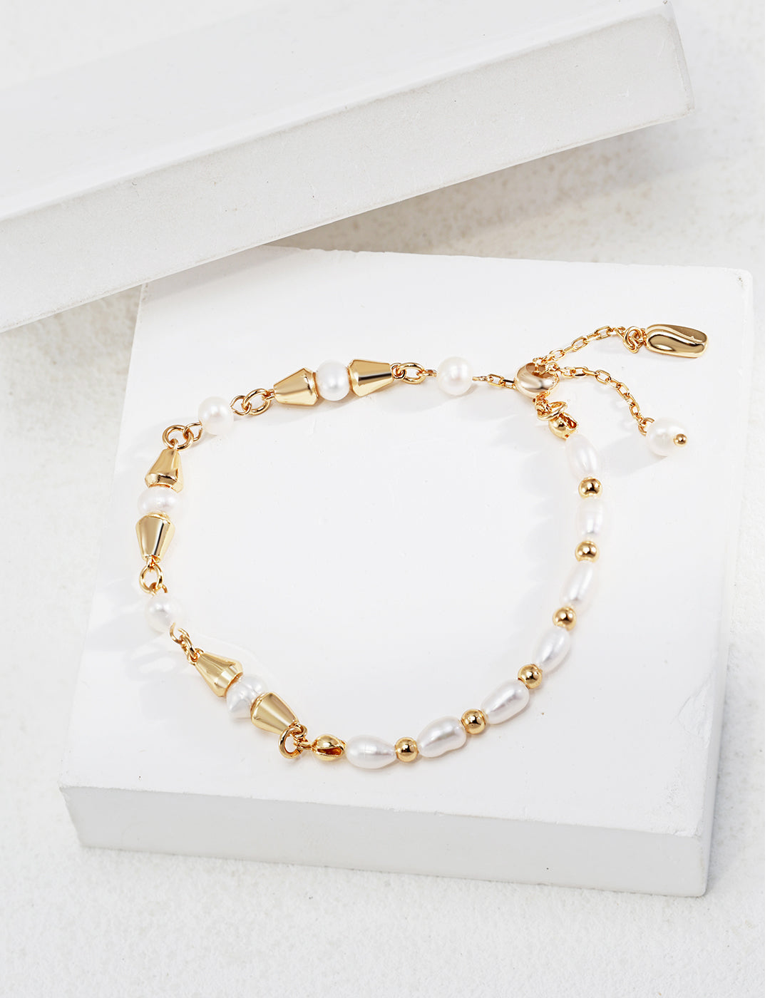 Elegant gold plated bracelet with pearls and beads.