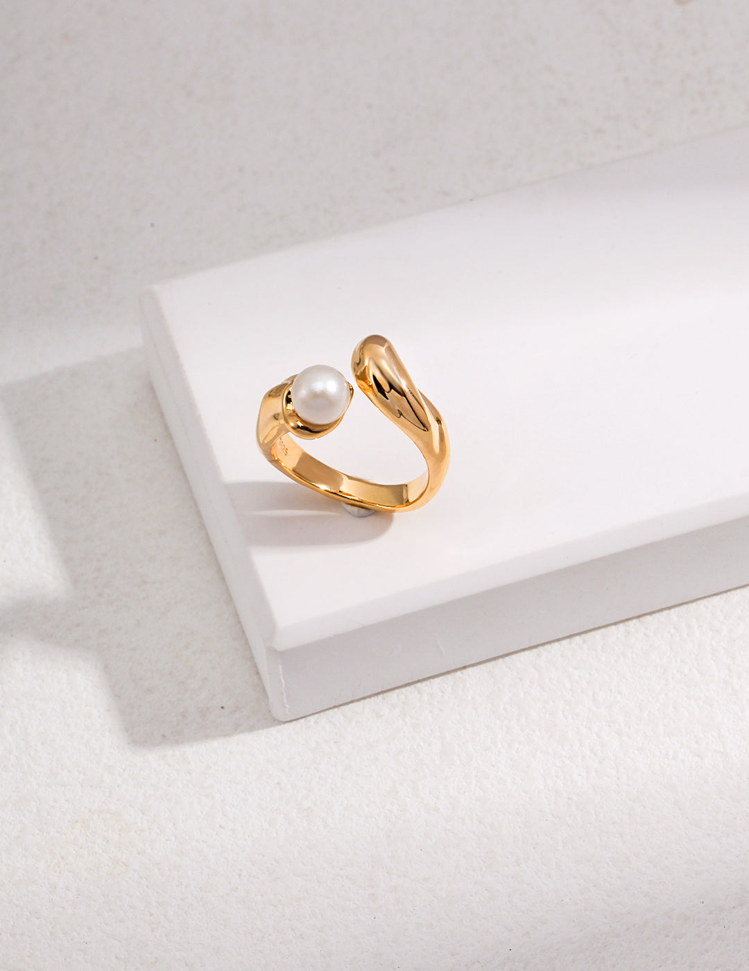 A luxurious gold ring featuring a freshwater pearl, perfect for adding elegance to any outfit.