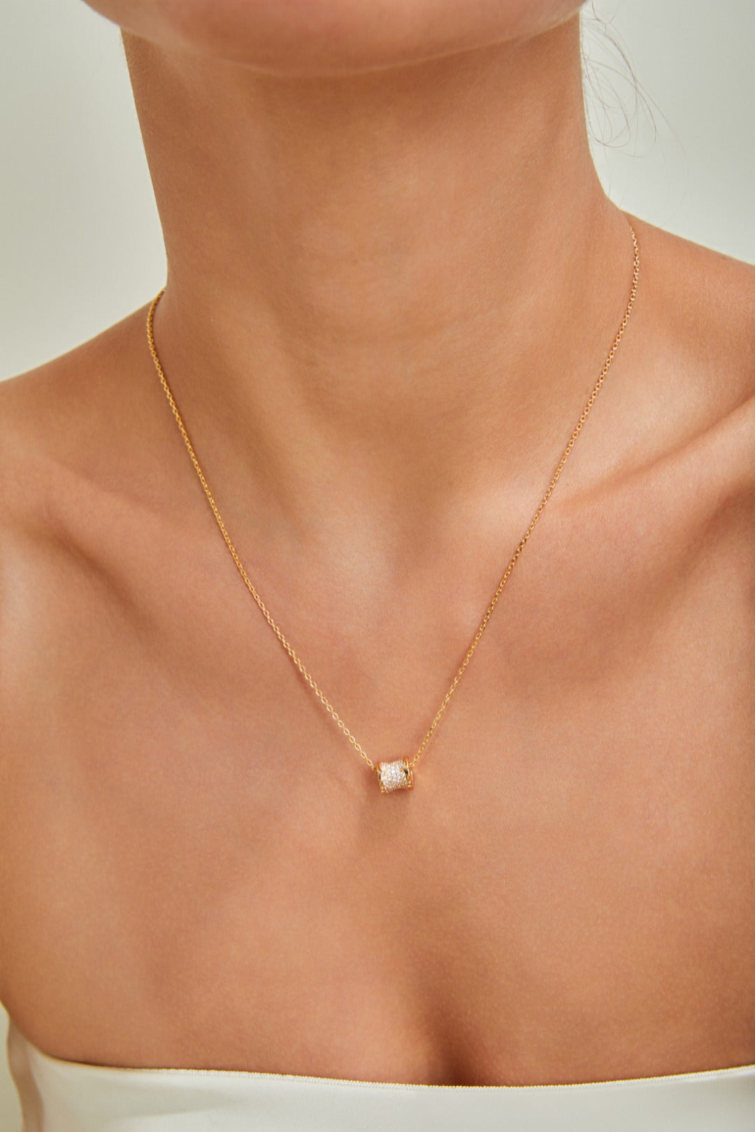 Elegant gold necklace adorned with a distinctive square stone, highlighting its luxurious and modern aesthetic.