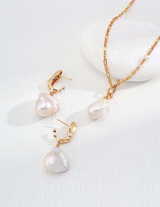 Gorgeous gold-plated necklace and earrings featuring elegant pearls, perfect for adding a touch of luxury to any outfit.