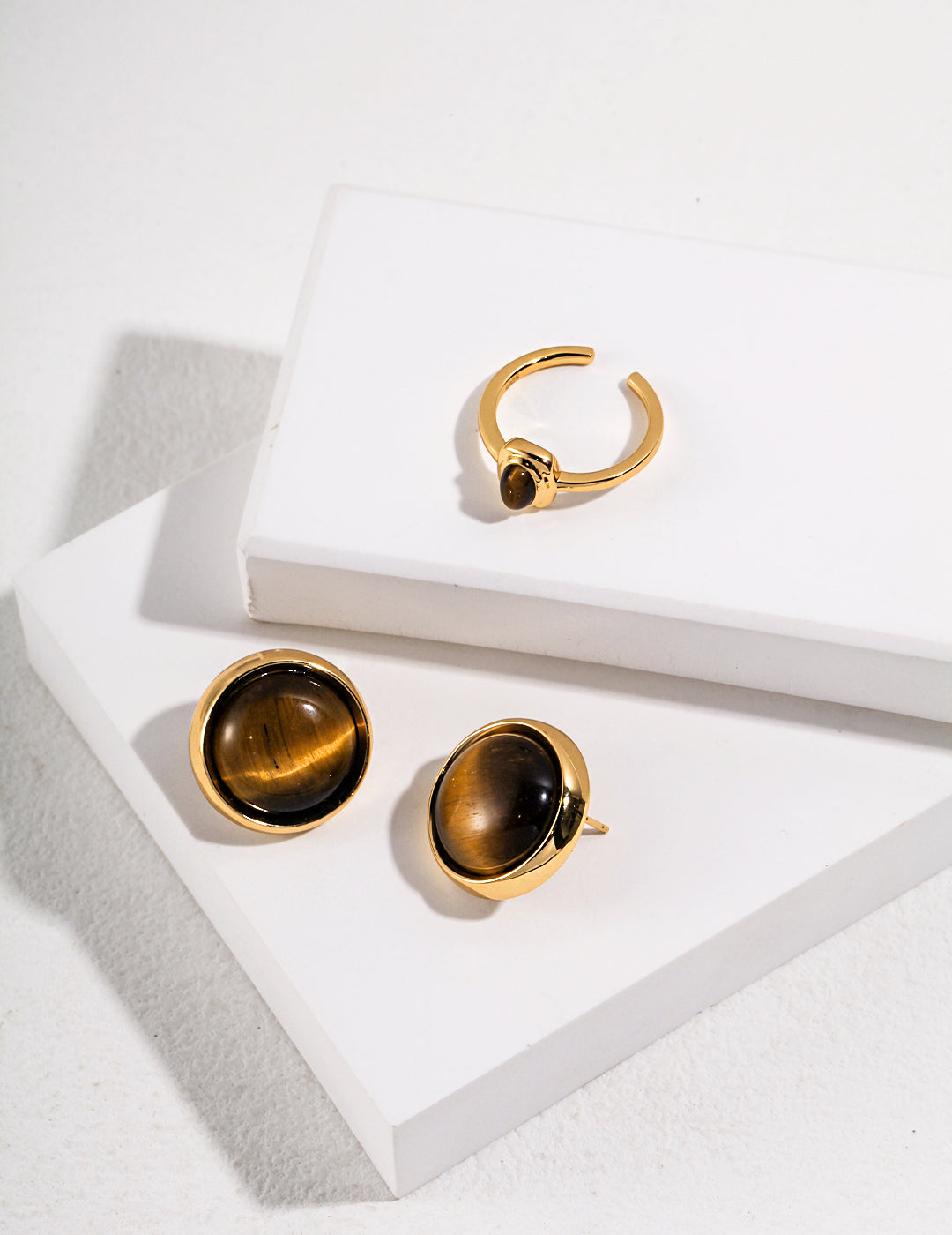 A tiger's eye gold ring and matching stud earrings.