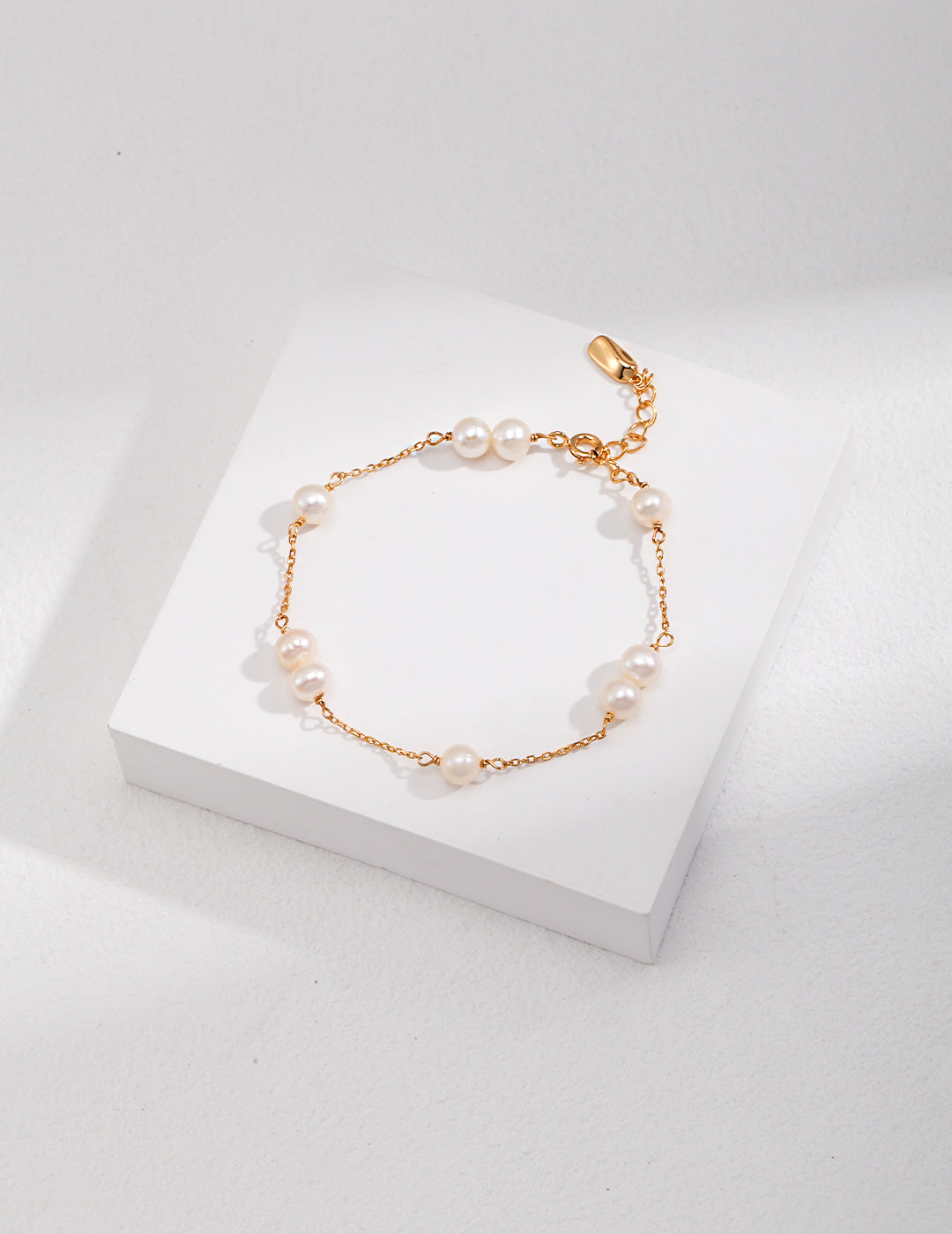 Minimalistic pearl bracelet in 18k Gold Vermeil from Mezuille, displayed on white background