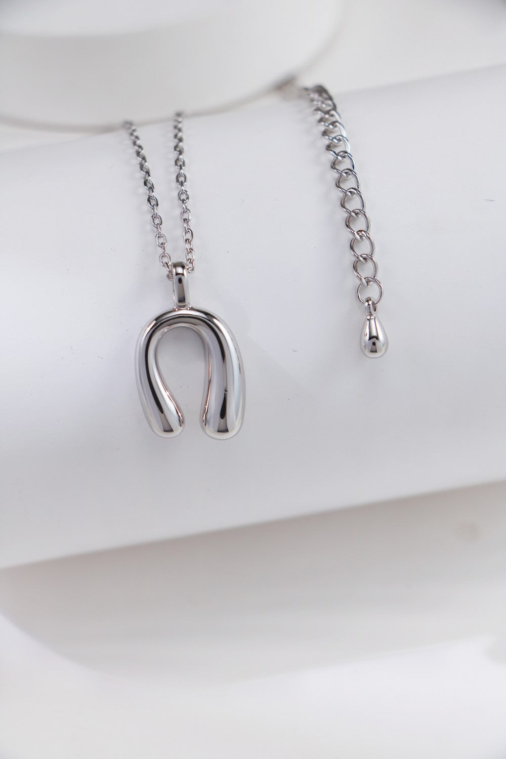 Stylish silver necklace with a horseshoe pendant, complemented by a fine chain for a chic look.