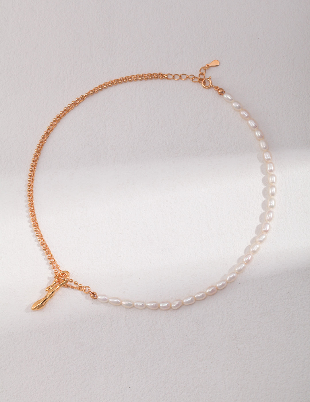 Elegant gold chain bracelet featuring a double layer chain and rice pearls.