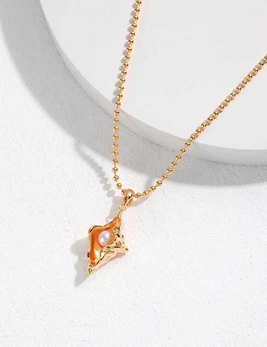  Elegant gold-plated necklace adorned with a seashell pendant, perfect for adding a touch of love to any outfit.