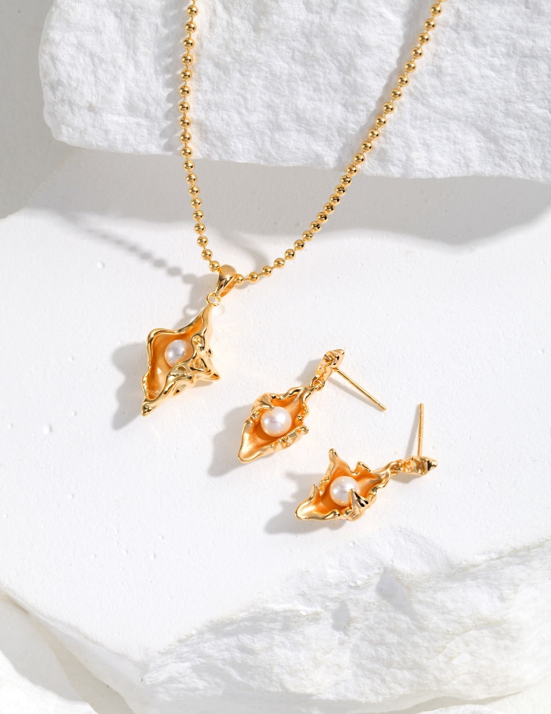 Beautiful gold-plated jewelry set with pearls, including a necklace and earrings, ideal for special occasions or everyday wear.