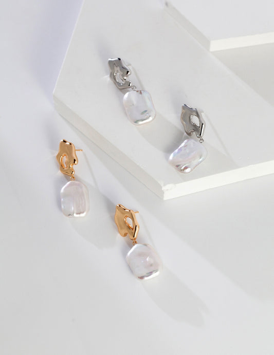 Enhance your style with these stunning earrings, adorned with baroque pearls in silver and gold, each in a distinct color.