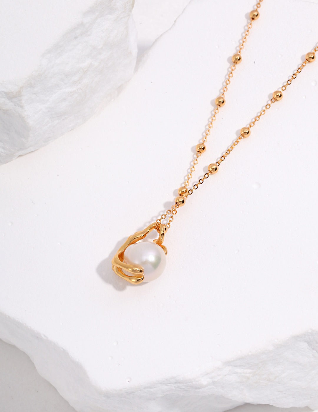 Stunning gold chain necklace adorned with a unique baroque pearl for a touch of sophistication.