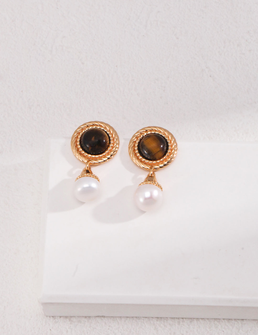 Gold tone earrings with tiger's eye and pearls: elegant and timeless. Perfect for any occasion.