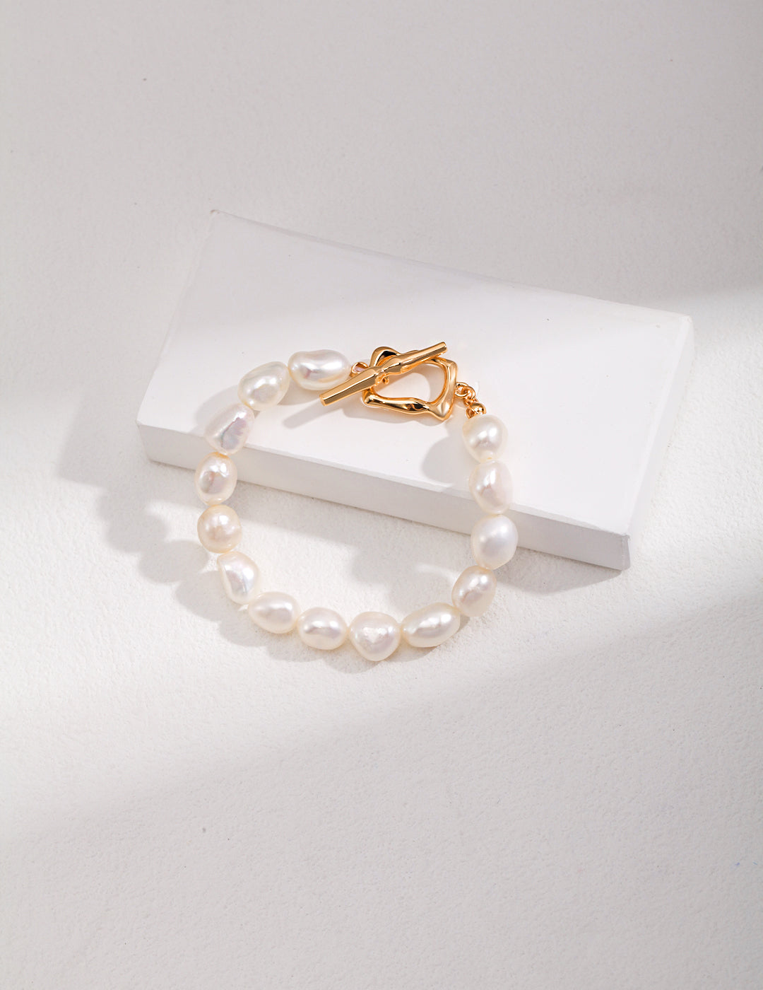 A stunning bracelet with a gold clasp, adorned with baroque pearls. Elegant and timeless.