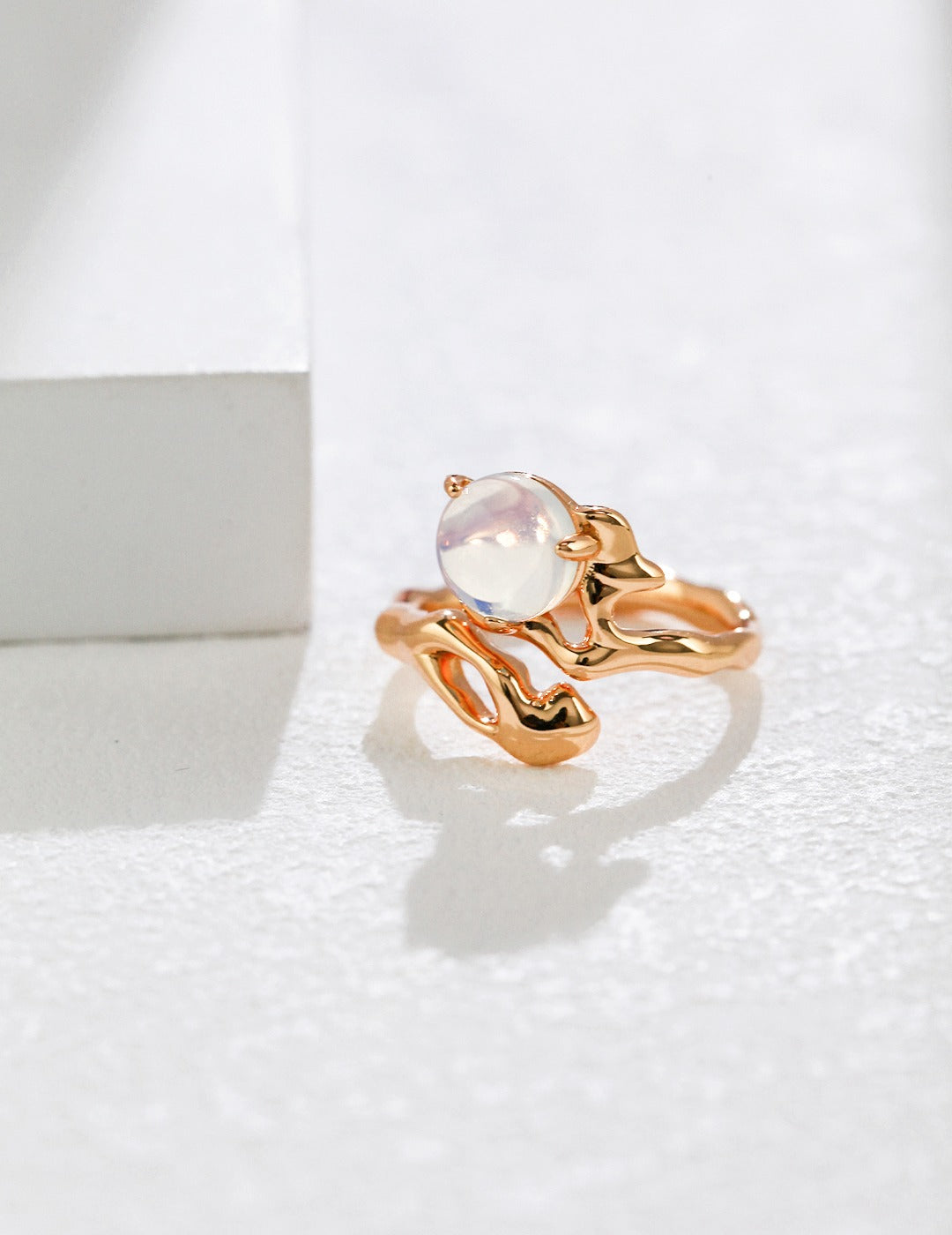 Luxurious gold ring featuring a beautiful white opal stone, a classic and sophisticated design.