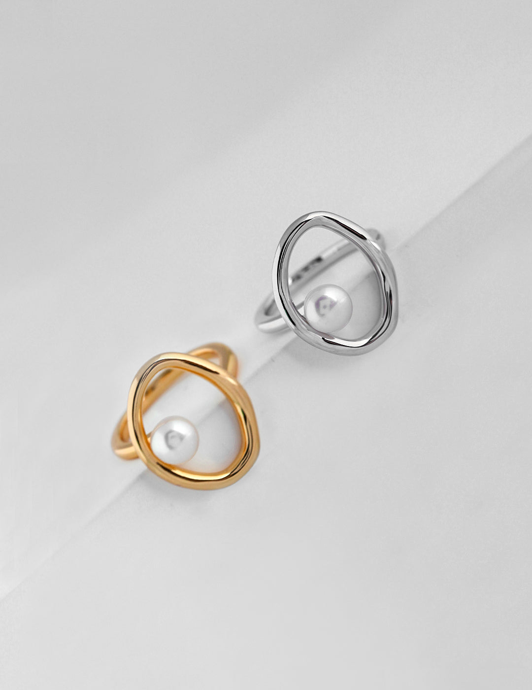 The Sloane organic ring shown in both 18k gold vermeil and S925 sterling silver versions together.