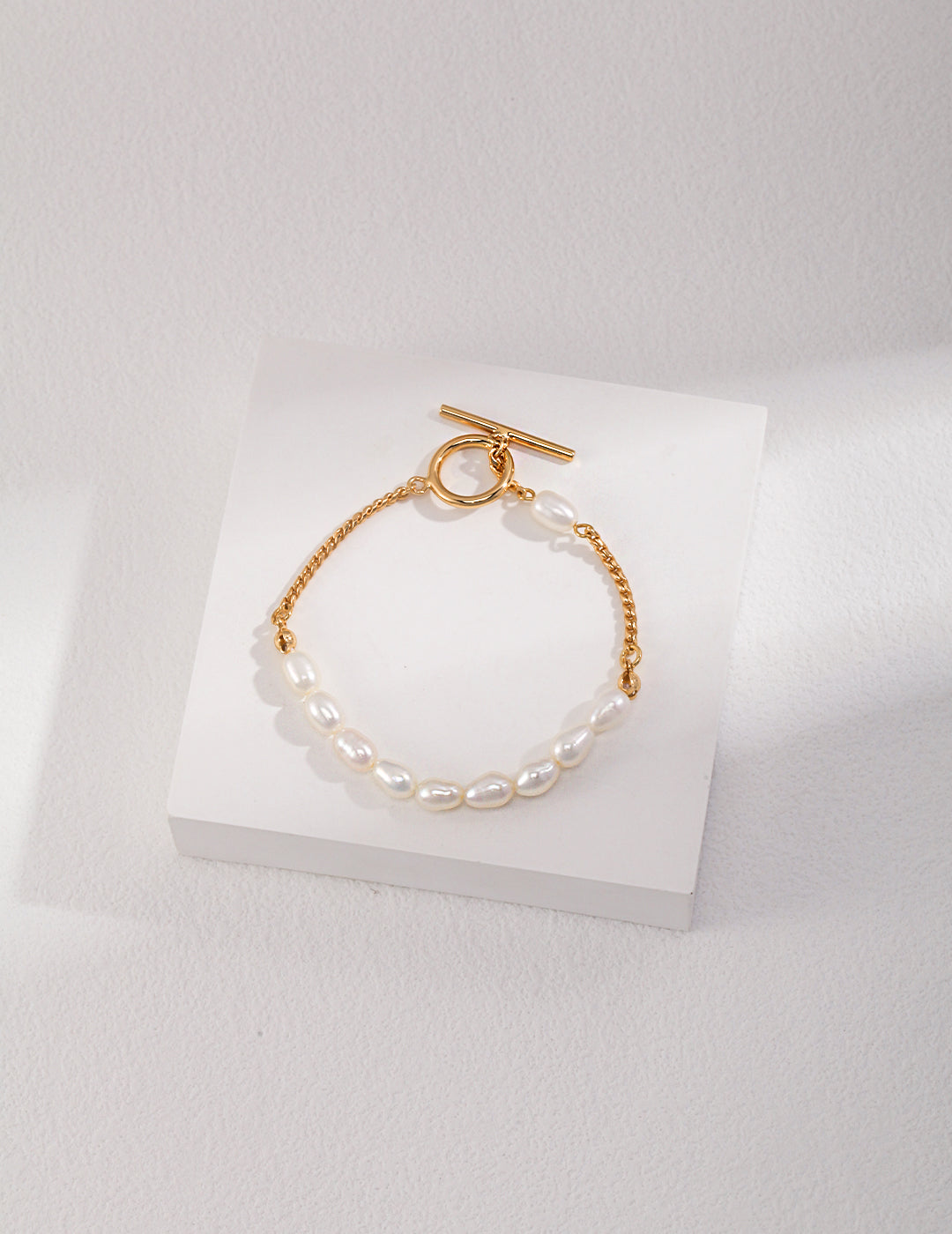 Gold plated chain bracelet with freshwater pearls.