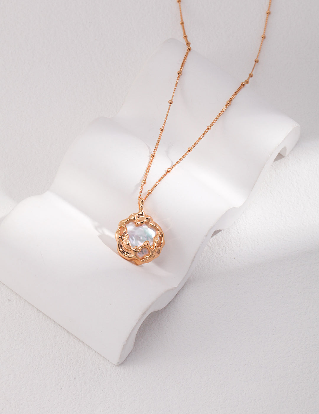 Elegant gold necklace featuring a stunning pearl, ideal for a sophisticated look.